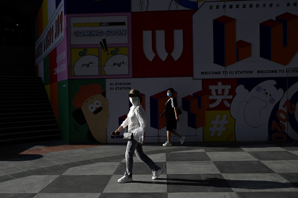 Zwei Frauen mit Mundschutz in Peking (Bild: Wang Zhao/AFP)