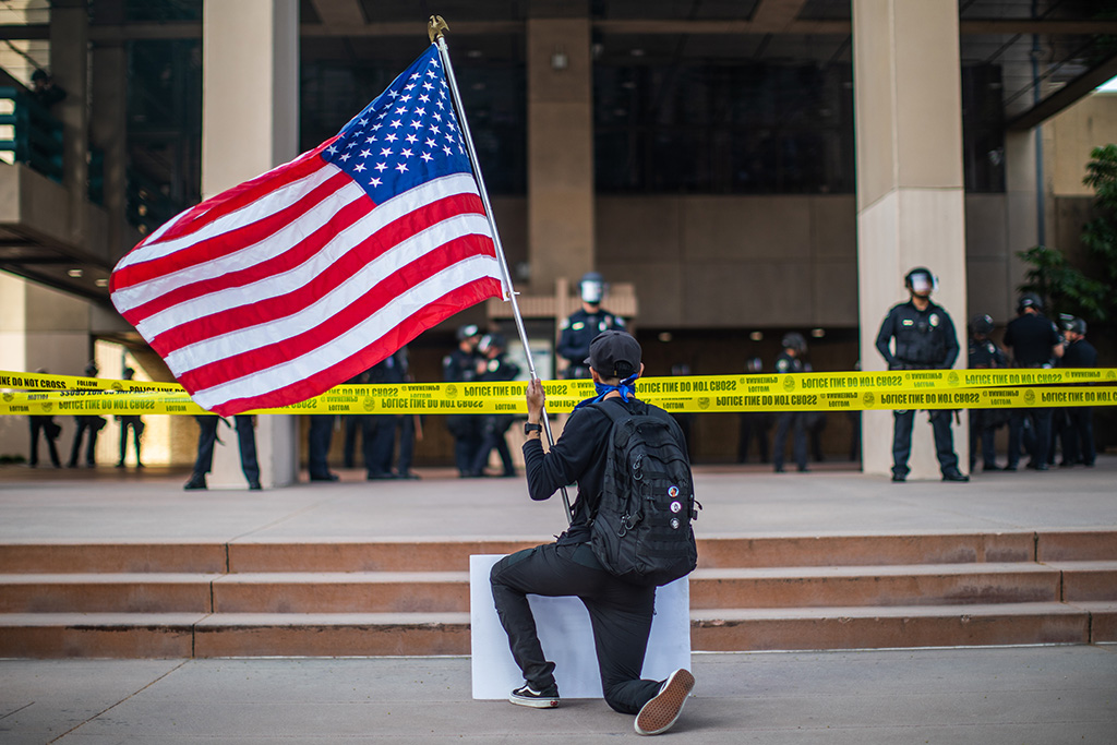 Demonstrant vor dem Rathaus von Anaheim in Kalifornien am 1. Juni (Bild: Apu Gomes/AFP)