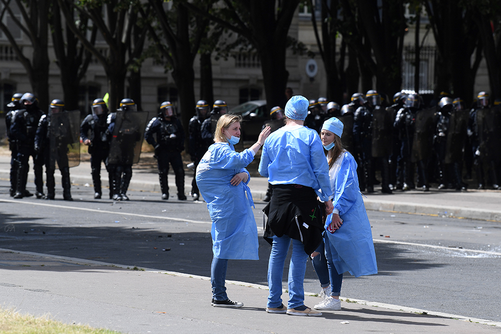 Pflegekräfte gehen in Paris auf die Straße