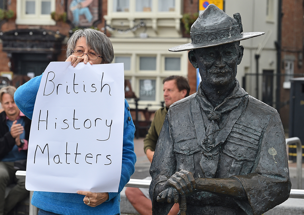 Frau neben Statue von Robert Baden-Powell in Bournemouth (Bild: Glyn Kirk/AFP)