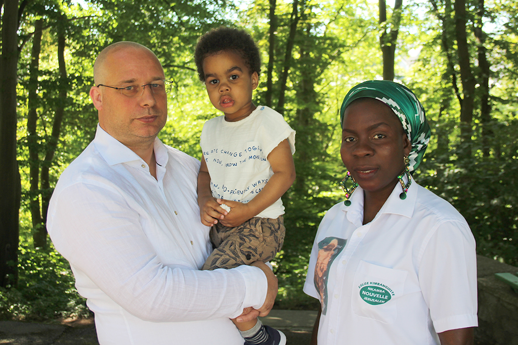 Sacha Neuville mit seiner Familie (Bild: Andreas Lejeune/BRF)