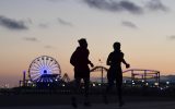 Jogger am Santa Monica Pier in Kalifornien (Bild: Frederic J. Brown/AFP)