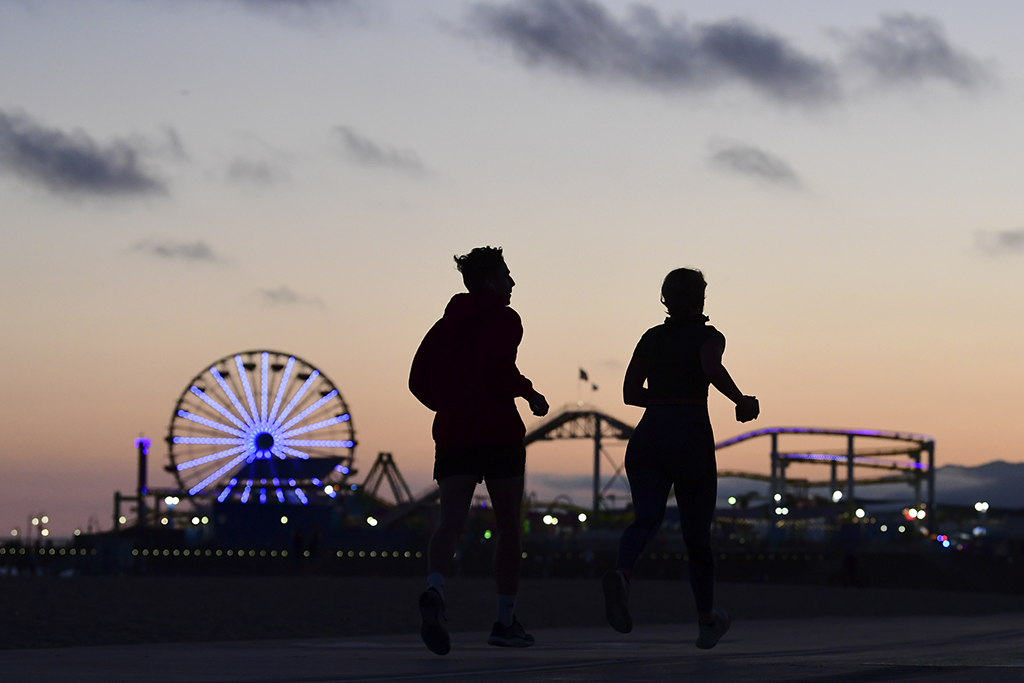 Jogger am Santa Monica Pier in Kalifornien (Bild: Frederic J. Brown/AFP)