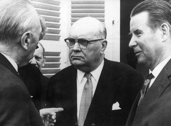 Außenminister Spaak 1962 bei einem Treffen mit Kanzler Adenauer und dem deutschen Außenminister Schröder (Archivbild: Belga)