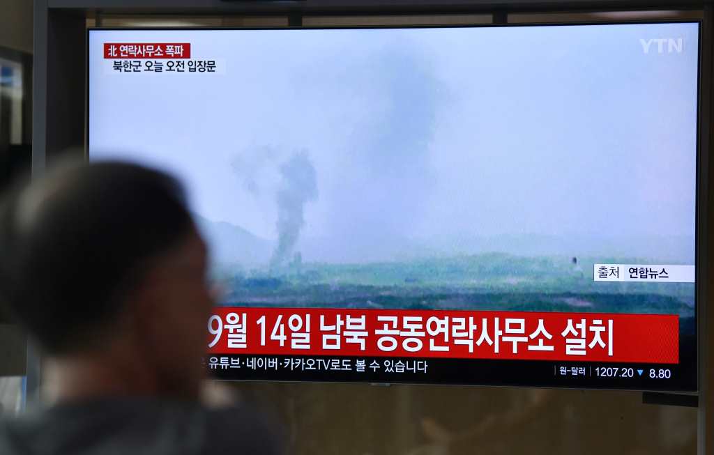 Fersehbericht über die Sprengung an der innerkoreanischen Grenze (Bild: Jung Yeon-je/AFP)