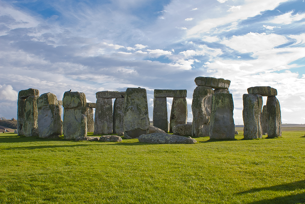 Stonehenge unter blauem und bewölktem Himmel (© Bildagentur PantherMedia / DavidFR)