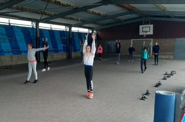 Turnverein Eupen beim Outdoor-Training (Bild: Christophe Ramjoie/BRF)