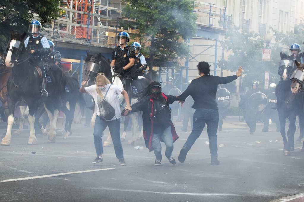 Tränengaseinsatz gegen Demonstranten in der Nähe des Weißen Hauses (Bild: Roberto Schmidt/AFP)