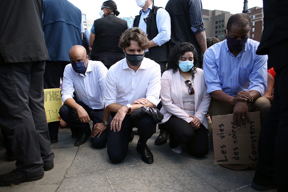 Kanadas Premierminister Justin Trudeau geht bei Protest in Ottawa auf die Knie (Bild: Dave Chan/AFP)