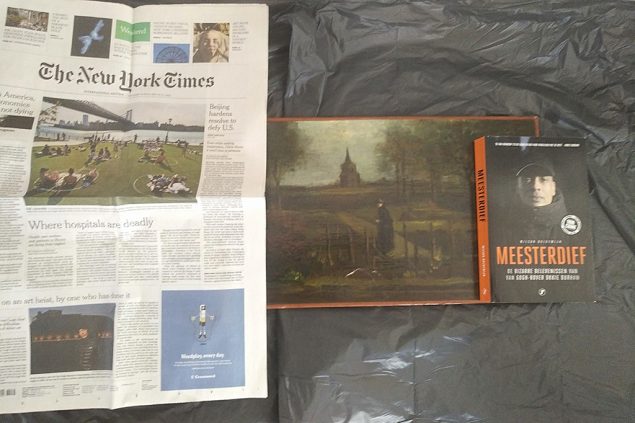 Vorderseite des gestohlenen Gemäldes von van Gogh sowie die Titelseite der "New York Times" vom 30. Mai 2020 (Bild: Arthur Brand/AFP)