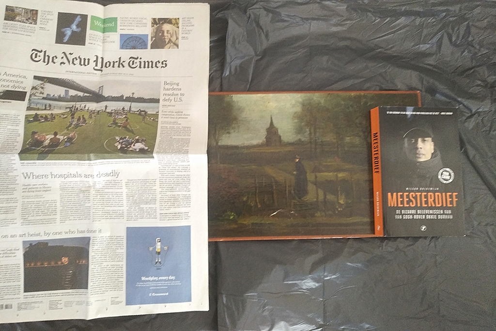 Vorderseite des gestohlenen Gemäldes von van Gogh sowie die Titelseite der "New York Times" vom 30. Mai 2020 (Archivbild: Arthur Brand/AFP)