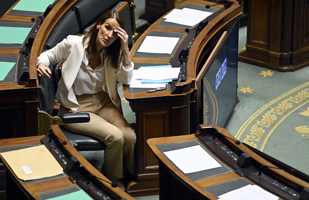 Premierministerin Sophie Wilmès am Donnerstag in der Kammer (Bild: Eric Lalmand/Belga)