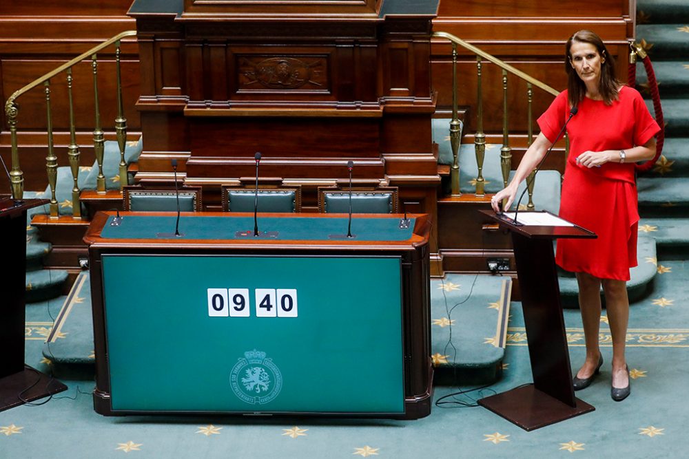 Premierministerin Sophie Wilmès am Donnerstag, 25. Juni in der Kammer (Bild: Thierry Roge/Belga)