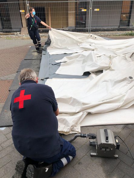 Abbau des Zeltes vor der Notaufnahme (Bild: St.-Nikolaus-Hospital Eupen)