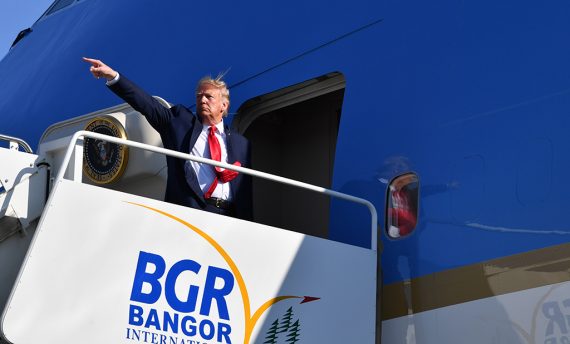 Donald Trump beim Betreten der Air Force One am internationalen Flughafen von Bangor (Bild: Nicholas Kamm/AFP)