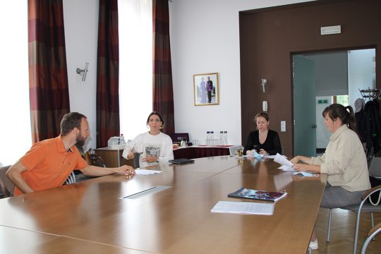Lino Pankert, Initiator der Petition, die PFF-Abgeordnete Christine Mauel, DG-Ministerin Isabelle Weykmans und die Ecolo-Abgeordnete Anne Kelleter (Bild: Chantal Scheuren/BRF