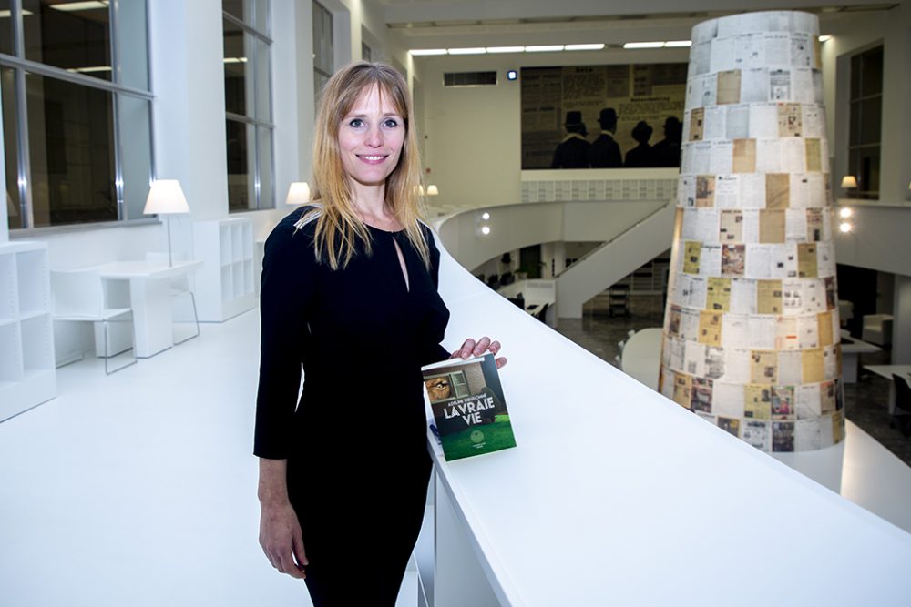 Adeline Dieudonné mit ihrem Buch "La Vraie Vie". Nun ist der Roman auch auf Deutsch erschienen. (Bild: Hatim Kaghat/Belga)