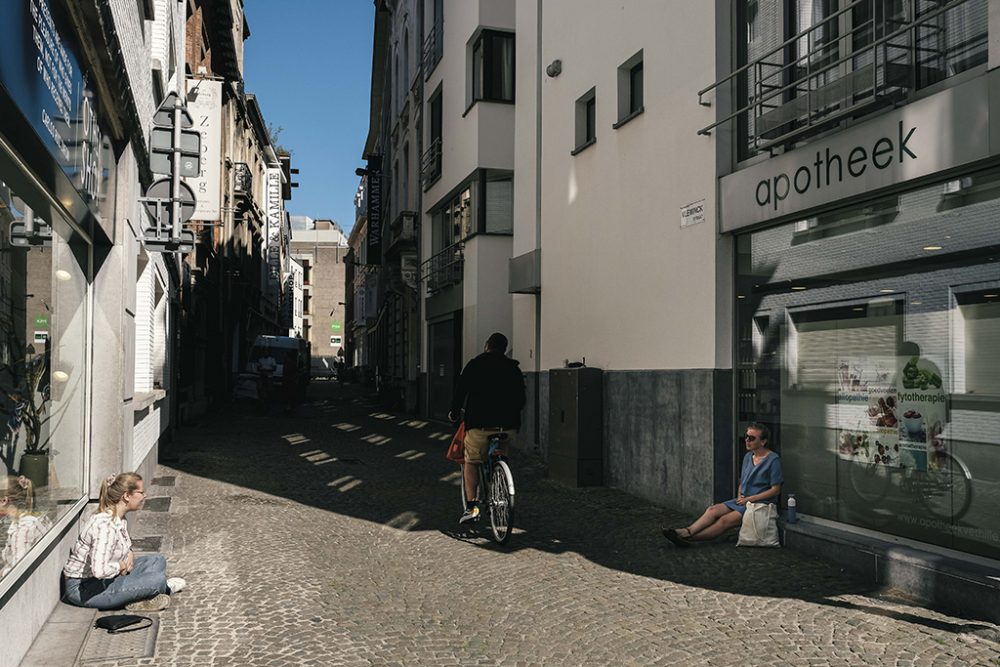 Menschen in einer Straße in Antwerpen