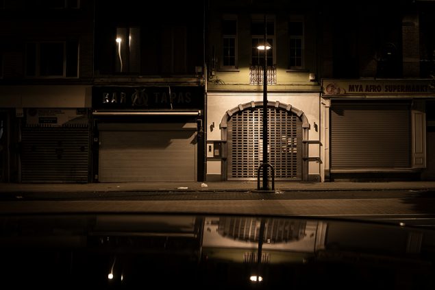 Ausgangssperre in der Provinz Antwerpen: Zwischen 23:30 Uhr und sechs Uhr morgens darf niemand das Haus verlassen, außer in dringenden Notfällen oder wenn man zur Arbeit muss (Bild: Kristof Van Accom/Belga)