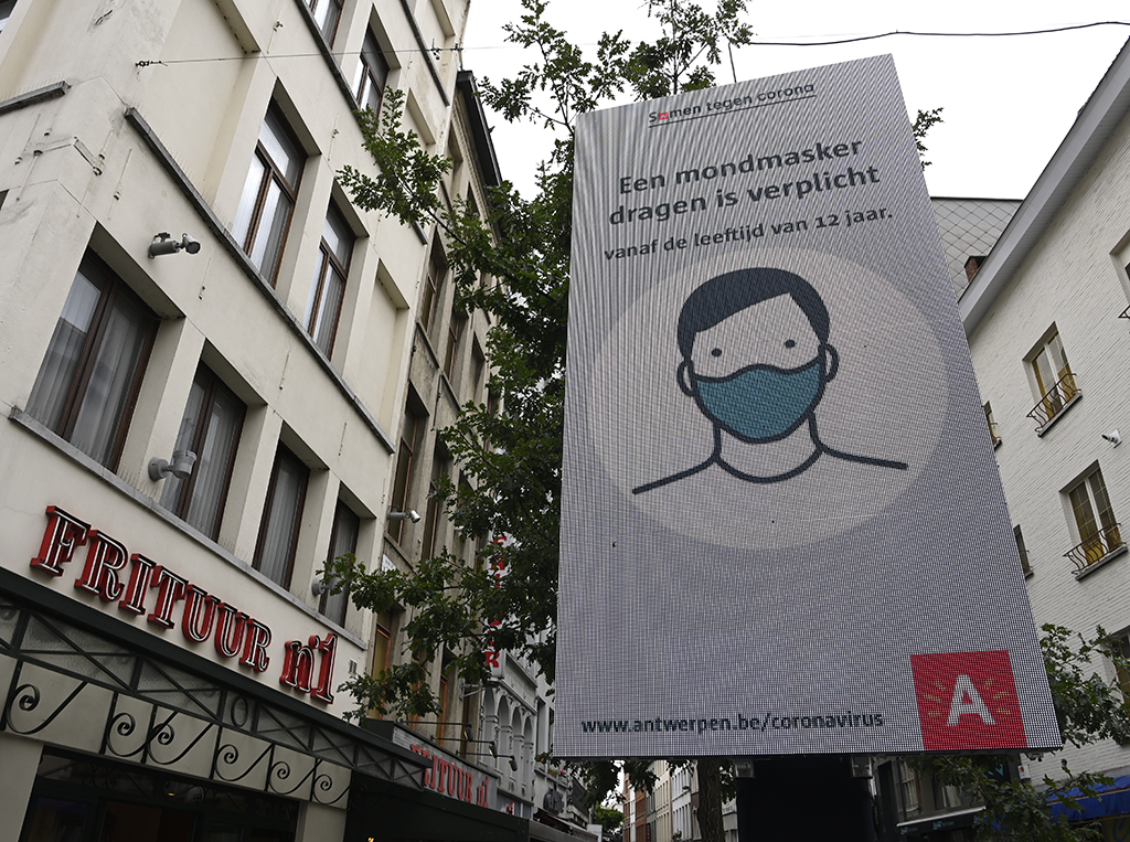 Maskenpflicht: Hinweisschild im Zentrum von Antwerpen (Bild: Dirk Waem/Belga)