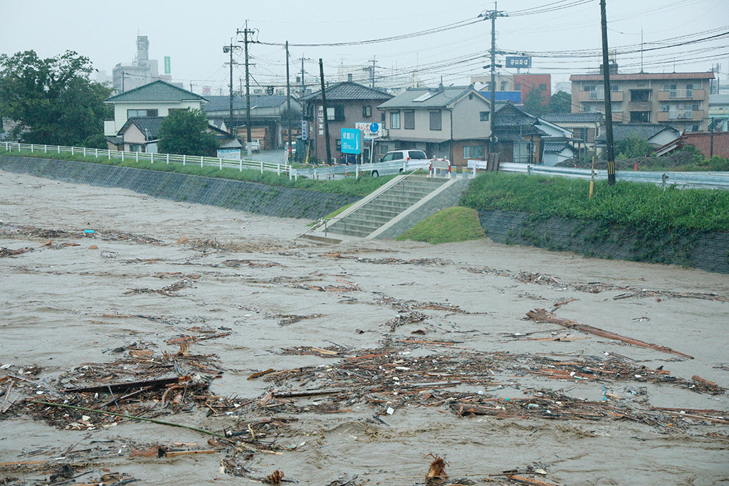 Hochwasser am Fluss Kuma in Yatsushiro, Provinz Kumamoto in Japan (Bild: STR/JIJI Press/AFP)