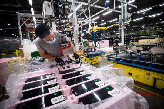 Produktion von Batterien für Elektroautos in der Slowakei (Archivbild: Vladimir Simicek/AFP)