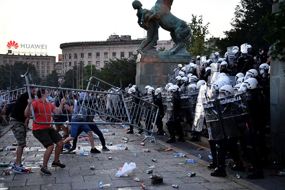 Protest gegen die Corona-Schutzmaßnahmen in Belgrad (Bild: Andrej Isakovic/AFP)