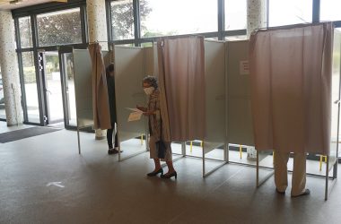 Bürgerbefragung zur Erweiterung des Windparks: Wahllokal in der Schule in Recht (Bild: Stephan Pesch/BRF)