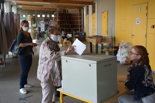 Bürgerbefragung zur Erweiterung des Windparks: Wahllokal in der Schule in Recht (Bild: Stephan Pesch/BRF)