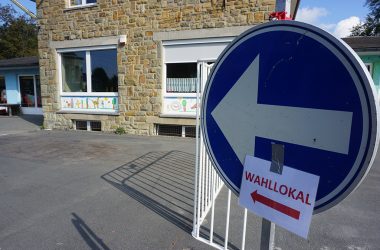 Bürgerbefragung zur Erweiterung des Windparks: Wahllokal in der Schule in Emmels (Bild: Stephan Pesch/BRF)