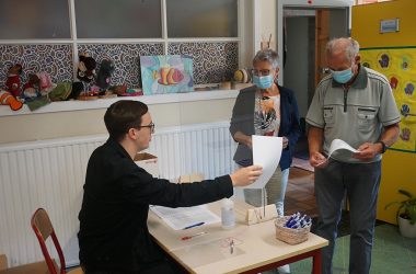 Bürgerbefragung zur Erweiterung des Windparks: Wahllokal in der Schule in Emmels (Bild: Stephan Pesch/BRF)