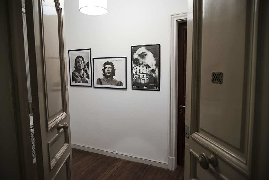 Fotografien von Ernesto 'Che' Guevara in dem Appartement in Rosario/Argentinien, in dem er aufwuchs (Bild: Marcelo Manera/AFP)