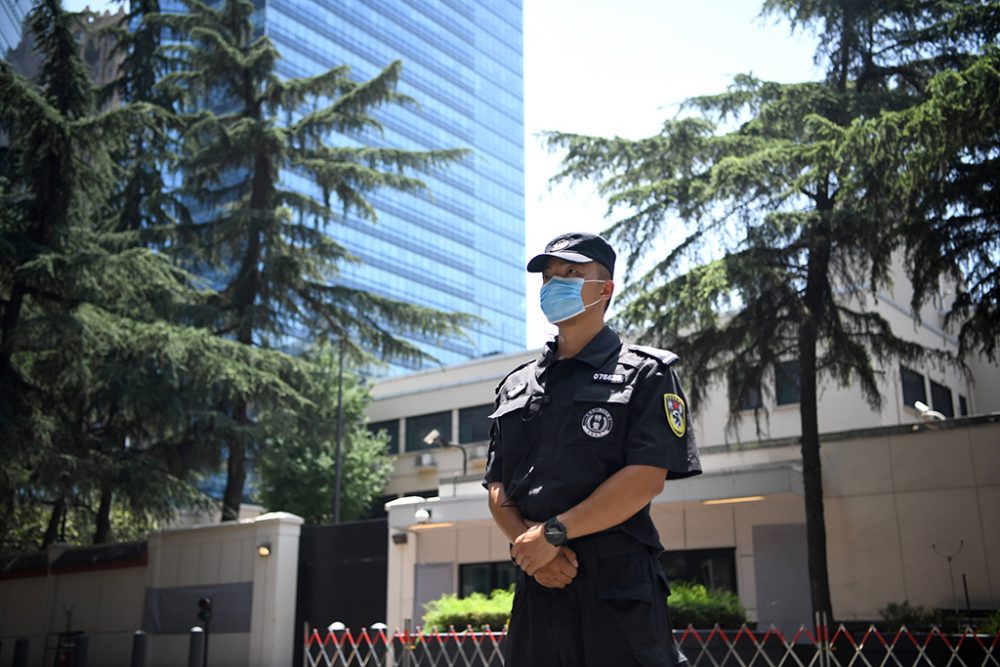 Polizist vor dem US-Konsulat in Chengdu (Bild: Noel Celis/AFP)