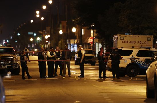 Polizisten am Tatort in Chicago (Bild: Kamil Krzaczynski/AFP)