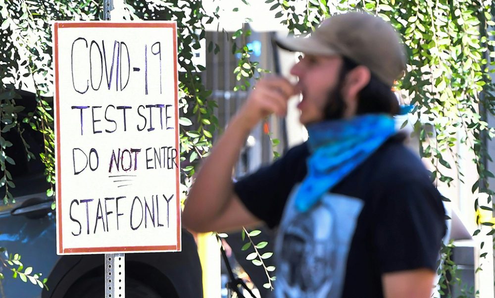 Man macht Test in Covid-19-Walk-In-Teststation in Los Angeles (Bild: Frederic J. Brown/AFP)