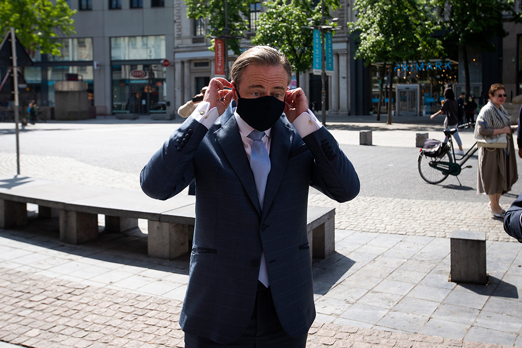 Bürgermeister Bart De Wever in einer Antwerpener Geschäftsstraße (Bild: Kristof Van Accom/Belga)