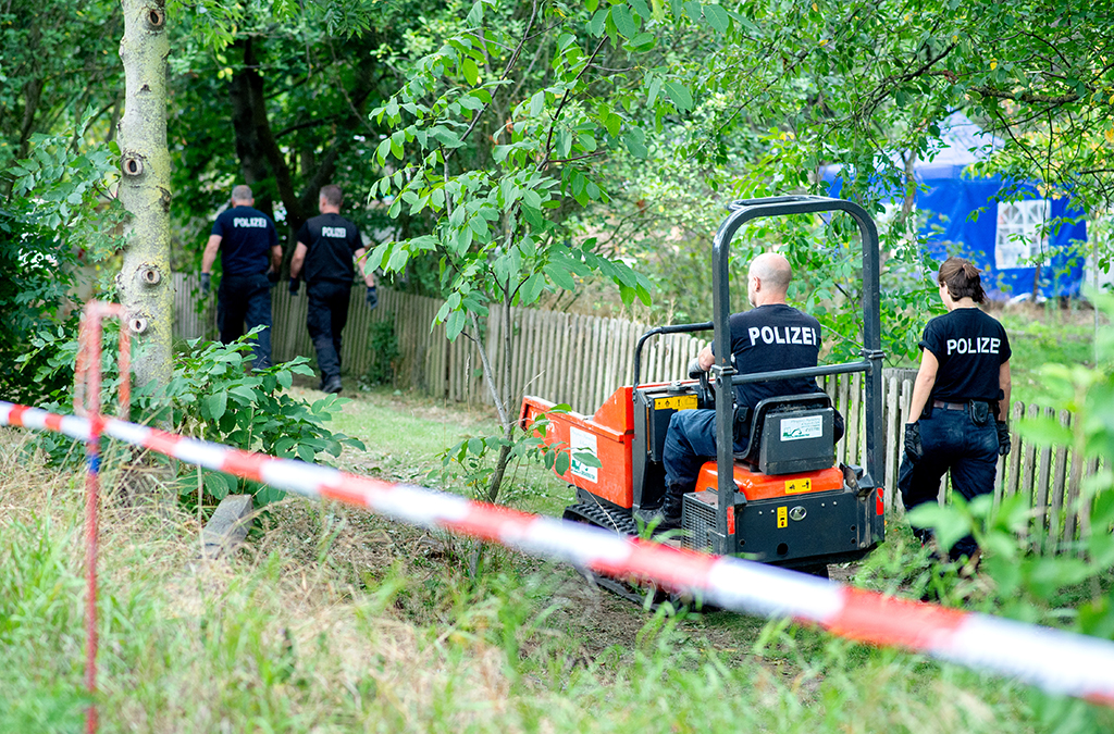 Fall Maddie: Die Polizei durchsucht derzeit eine Kleingartenparzelle in Hannover (Bild: Hauke-Christian Dittrich/AFP)