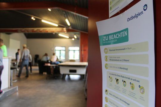 Während des Ferienlagers müssen sich die Kinder an einige Schutzmaßnahmen halten (Bild: Peer Schwiders/BRF)