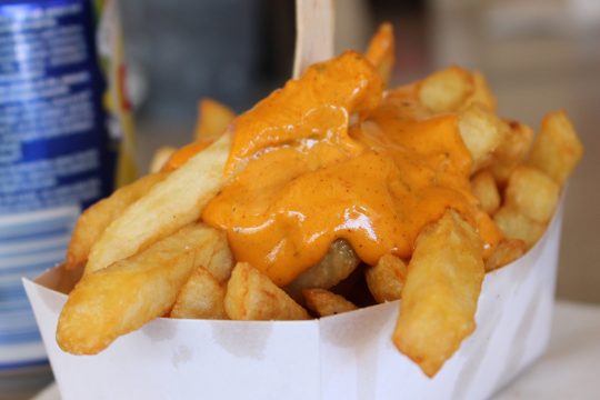 Echte belgische Fritten gibt es zum Beispiel in der Fritüre Peters in Amel (Bild: Thierry Cornely/BRF)