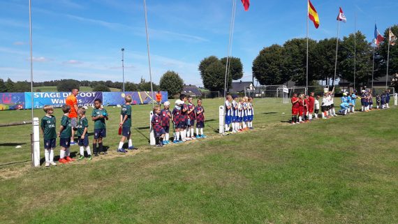 Fußballferienlager in Weismes mit Nationalflaggen und offiziellen Trikots (Bild: privat)