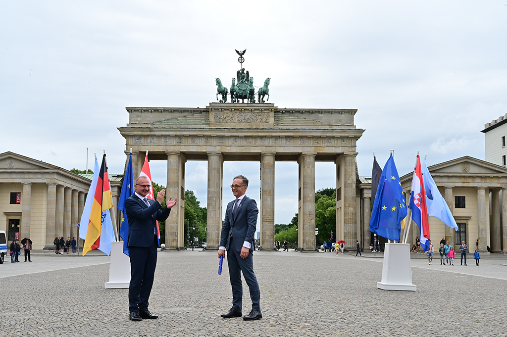 "Stabübergabe" in Berlin: Der kroatische Außenminister Gordan Grlic Radman und sein deutscher Amtskollege Heiko Maas vor dem Brandenburger Tor (Bild: John MacDougall/AFP)