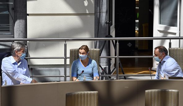 Die Virologen Herman Goossens, Erika Vlieghe und Marc Van Ranst vor der Coronavirus-Untersuchungskommission des flämischen Parlaments (Bild: Eric Lalmand/Belga)