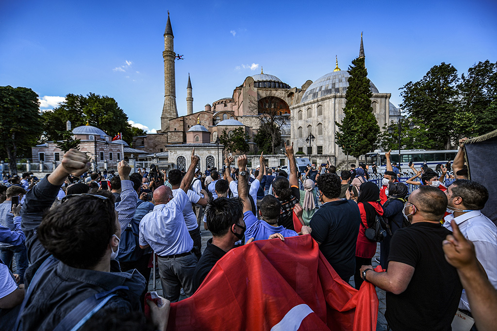 Menschen feiern an der Hagia Sophia am 10. Juli 2020 (Bild: Ozan Kose/AFP)
