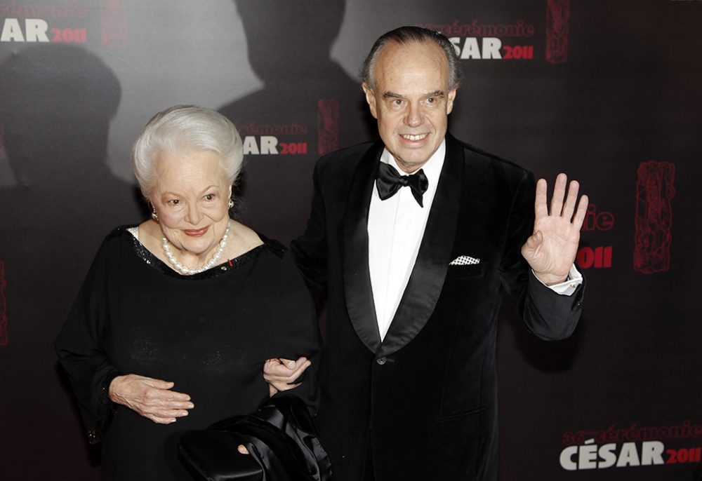 Olivia de Havilland bei den Césars 2011 mit dem französischen Kulturminister Frédéric Mitterrand (Bild: Ian Langsdon/EPA)