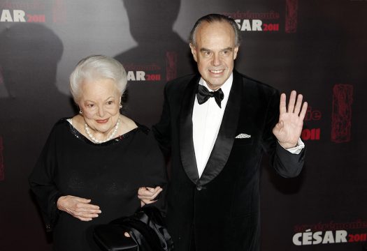 Olivia de Havilland bei den Césars 2011 mit dem französischen Kulturminister Frédéric Mitterrand (Bild: Ian Langsdon/EPA)