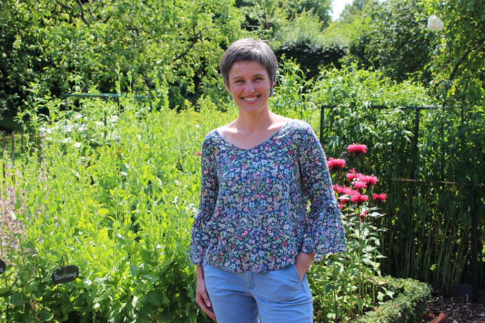 Michaela Schumacher-Fank in ihrem Heilpflanzengarten in Eupen