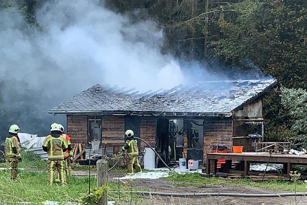 "Jugendtreff" in Honsfeld ausgebrannt - Feuerwehr vor Ort (Bild: Raffaela Schaus/BRF)