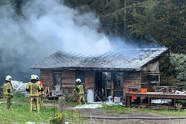 "Jugendtreff" in Honsfeld ausgebrannt - Feuerwehr vor Ort (Bild: Raffaela Schaus/BRF)
