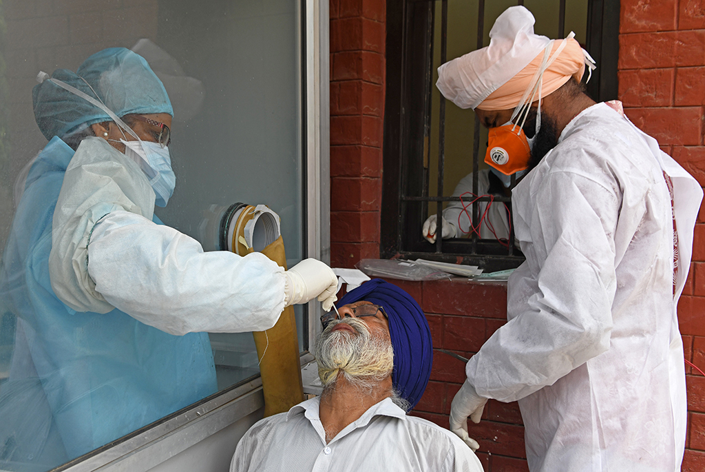 Corona-Test in einem Krankenhaus in Amritsar im indischen Bundesstaat Punjab (Bild: Narinder Nanu/AFP)