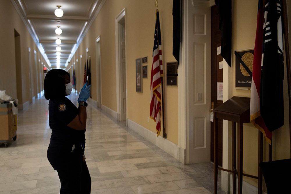Trauerflaggen am Büro von John Lewis (Bild: Brendan Smialowski/AFP)